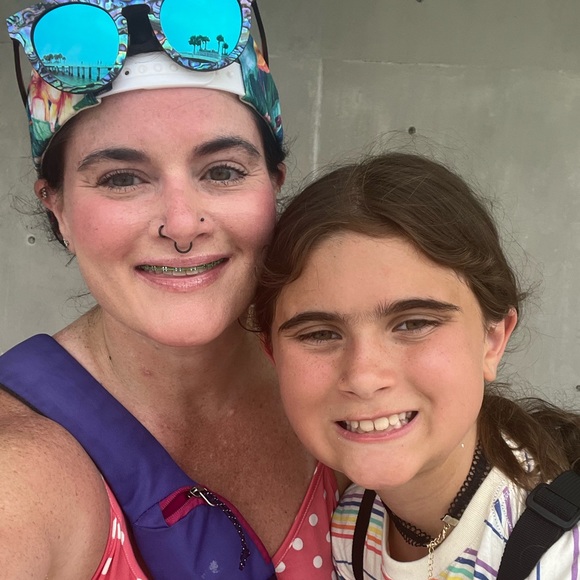 Hi! Meet Jasmine, your posher. Mom, shopper, seller and treasure hunter. 💙✌🏻👑 - Picture 11 of 12